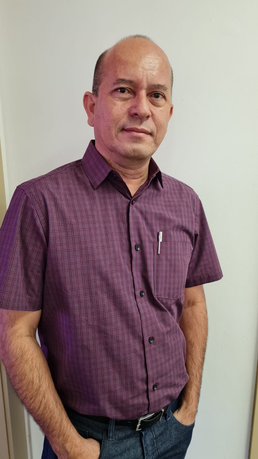 Imagem do Psicólogo Warney, que atende online com abordagem psicanalítica.